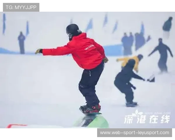 滑雪选手空中旋转惊艳全场：冬日奇迹的瞬间精彩瞬现