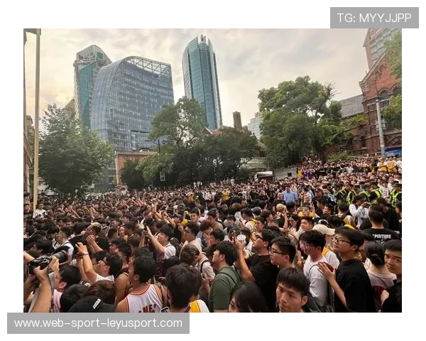 老詹训练馆边吃水果，粉丝：这饮食太健康