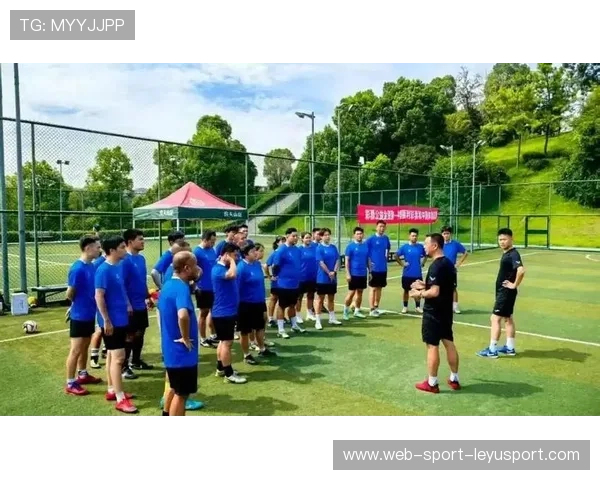 中国足球俱乐部加强球员技术细节训练，足球职业球员训练